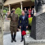 04.07.2021. Niestachów. Obchody 78. rocznicy zwycięskiego boju Oddziału Wybranieckich z Niemcami. Na zdjęciu (od lewej): Dionizy Krawczyński - prezes Stowarzyszenia Rekonstrukcji Historycznych „Jodła” i Rafał Nowak - wicewojewoda świętokrzyski / Marcin Marszałek / Radio Kielce