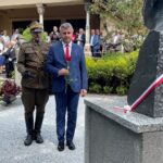 04.07.2021. Niestachów. Obchody 78. rocznicy zwycięskiego boju Oddziału Wybranieckich z Niemcami. Na zdjęciu (od lewej): Dionizy Krawczyński - prezes Stowarzyszenia Rekonstrukcji Historycznych „Jodła” i Rafał Nowak - wicewojewoda świętokrzyski / Marcin Marszałek / Radio Kielce