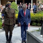 04.07.2021. Niestachów. Obchody 78. rocznicy zwycięskiego boju Oddziału Wybranieckich z Niemcami. Na zdjęciu (od lewej): Dionizy Krawczyński - prezes Stowarzyszenia Rekonstrukcji Historycznych „Jodła” i Dariusz Meresiński - burmistrz Daleszyc / Marcin Marszałek / Radio Kielce