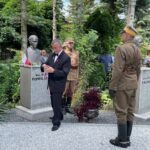 04.07.2021. Niestachów. Obchody 78. rocznicy zwycięskiego boju Oddziału Wybranieckich z Niemcami. Na zdjęciu (od lewej): Dionizy Krawczyński - prezes Stowarzyszenia Rekonstrukcji Historycznych „Jodła” i Dariusz Meresiński - burmistrz Daleszyc / Marcin Marszałek / Radio Kielce