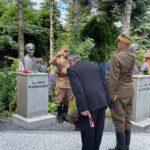 04.07.2021. Niestachów. Obchody 78. rocznicy zwycięskiego boju Oddziału Wybranieckich z Niemcami. Na zdjęciu (od lewej): Zygmunt Mazur i Dionizy Krawczyński - prezes Stowarzyszenia Rekonstrukcji Historycznych „Jodła” / Marcin Marszałek / Radio Kielce