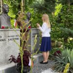 04.07.2021. Niestachów. Obchody 78. rocznicy zwycięskiego boju Oddziału Wybranieckich z Niemcami. Na zdjęciu (od lewej): Zygmunt Mazur i Dionizy Krawczyński - prezes Stowarzyszenia Rekonstrukcji Historycznych „Jodła” / Marcin Marszałek / Radio Kielce