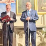 06.07.2021. 27 Międzynarodowy Festiwal Muzyczny im. Krystyny Jamroz. Koncert „Stabat Mater” w kolegiacie w Wiślicy. Na zdjęciu (od lewej): Ks. Wiesław Stępień - proboszcz parafii i kustosz wiślickiego sanktuarium i Artur Jaroń - dyrektor artystyczny festiwalu / Dorota Klusek / Radio Kielce