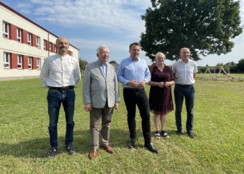 24.07.2021. Starachowice. Rządowe wsparcie dla starachowickich szkół. Na zdjęciu (od lewej): Krzysztof Szczygieł - dyrektor MOSiR w Starachowicach, poseł Krzysztof Lipiec - szef świętokrzyskich struktur PiS, Marek Materek - prezydent Starachowic, Renata Topolska - dyrektor Szkoły Podstawowej nr 6 w Starachowicach i Sławomir Rymarczyk - dyrektor Szkoły Podstawowej nr 13 w Starachowicach / Emilia Sitarska / Radio Kielce