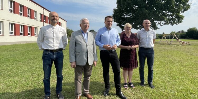 24.07.2021. Starachowice. Rządowe wsparcie dla starachowickich szkół. Na zdjęciu (od lewej): Krzysztof Szczygieł - dyrektor MOSiR w Starachowicach, poseł Krzysztof Lipiec - szef świętokrzyskich struktur PiS, Marek Materek - prezydent Starachowic, Renata Topolska - dyrektor Szkoły Podstawowej nr 6 w Starachowicach i Sławomir Rymarczyk - dyrektor Szkoły Podstawowej nr 13 w Starachowicach / Emilia Sitarska / Radio Kielce