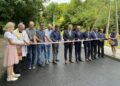 27.07.2021. Bałtów. Wyremontowana droga. Na zdjęciu (od lewej): ks. kan. Grzegorz Kucharski - proboszcz parafi w Bałtowie, Tomasz Szczygieł - sołtys Bałtowa, Jarosław Róg - radny gminy, Jarosław Chodała - radny gminy, Jarosław Róg i Henryk Cielebąk - radny gminy, Jarosław Rusiecki - senator PiS, Rafał Nowak - wicewojewoda świętokrzyski, Hubert Żądło - wójt Bałtowa, Andrzej Kryj - poseł PiS, Henryk Cichocki - przewodniczący rady gminy w Bałtowie / Emilia Sitarska / Radio Kielce
