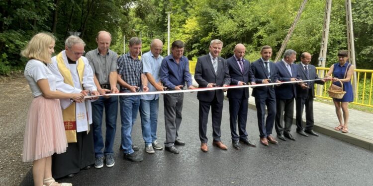 27.07.2021. Bałtów. Wyremontowana droga. Na zdjęciu (od lewej): ks. kan. Grzegorz Kucharski - proboszcz parafi w Bałtowie, Tomasz Szczygieł - sołtys Bałtowa, Jarosław Róg - radny gminy, Jarosław Chodała - radny gminy, Jarosław Róg i Henryk Cielebąk - radny gminy, Jarosław Rusiecki - senator PiS, Rafał Nowak - wicewojewoda świętokrzyski, Hubert Żądło - wójt Bałtowa, Andrzej Kryj - poseł PiS, Henryk Cichocki - przewodniczący rady gminy w Bałtowie / Emilia Sitarska / Radio Kielce