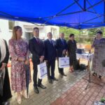 01.07.2021. Ostrowiec Św. Otwarcie budynku DPS po kompleksowym remoncie. . Na zdjęciu (od lewej): ks. Zbigniew Wiatrek - proboszcz parafii pw. Najświętszej Marii Panny Saletyńskiej na Piaskach w Ostrowcu Św., Agnieszka Rogalińska - członek zarządu powiatu ostrowieckiego, Damian Gad - Regionalny Ośrodek Polityki Społecznej, Andrzej Michalski - dyrektor Państwowego Funduszu Rehabilitacji Osób Niepełnosprawnych w Kielcach, Marek Jońca - członek zarządu województwa świętokrzyskiego, Marzena Dębniak - starosta ostrowiecki, Karolina Nowak - dyrektor DPS przy ul. Grabowieckiej w Ostrowcu Świętokrzyskim / Emilia Sitarska / Radio Kielce