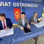 15.07.2021. Ostrowiec Św. Podpisanie umowy na przebudowę ulic: Samsonowicza i 11 Listopada. Na zdjęciu (od lewej): Przemysław Pypeć - wiceprezes zarządu firmy Trakt, Jarosław Górczyński - prezydent Ostrowca Św., Andrzej Jabłoński - wicestarosta ostrowiecki, Łukasz Dybiec - członek zarządu powiatu ostrowieckiego / Emilia Sitarska / Radio Kielce