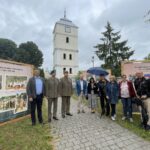 03.07.2021. Ćmielów. Otwarcie wystawy poświęconej Tomaszowi Wójcikowi ps. Tarzan i uroczystościom w Woli Grójeckiej. Na zdjęciu (od lewej): Rafał Obarzanek - prezes Środowiska Świętokrzyskich Zgrupowań Partyzanckich Armii Krajowej „Ponury”-„Nurt”, ppłk Artur Gołębiowski - Wojskowy Komendant Uzupełnień WKU w Sandomierzu, mjr Stanisław Kata - pełniący obowiązki dowódcy 102. Batalionu Piechoty Lekkiej WOT w Sandomierzu, Krzysztof Jakubowski - rodzina, Anna Skibińska - wiceprezes Okręgu Środowisko Świętokrzyskich Zgrupowań Partyzanckich Armii Krajowej „Ponury”-„Nurt”, Wiesława Jakubowska - rodzina, Grażyna Wójcik i Anna Wójcik - rodzina, Janusz Skibiński / Emilia Sitarska / Radio Kielce