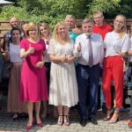 09.07.2021. Ostrowiec Św. Ogłoszenie wyników programu „Sportowe wakacje”. Na zdjęciu (od prawej): Jarosław Kuba - prezes LGD Krzemienny Krąg, Paulina Kopeć - Fundacja Aktywnych Mam, poseł Andrzej Kryj, Dariusz Czupryński - ZHP Ostrowiec Św., Anna Choina - prezes zarządu Klubu Szachowego "Hetman", Anna Frejlich - Fundacja Aktywnych Mam, wiceminister sportu Anna Krupka / Emilia Sitarska / Radio Kielce