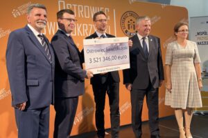 06.07.2021. Starachowice. Konferencja o pozyskaniu środków z Programu Rozwoju Lokalnego. Na zdjęciu (od lewej): poseł Andrzej Kryj, Jarosław Górczyński - prezydent Ostrowca Świętokrzyskiego, Waldemar Buda - wiceminister w Ministerstwie Funduszy i Polityki Regionalnej, senator Jarosław Rusiecki, poseł Agata Wojtyszek / Emilia Sitarska / Radio Kielce