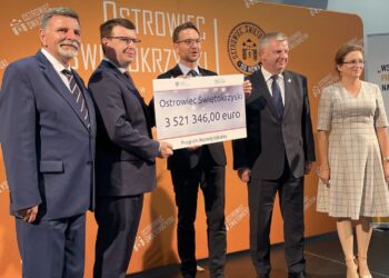 06.07.2021. Starachowice. Konferencja o pozyskaniu środków z Programu Rozwoju Lokalnego. Na zdjęciu (od lewej): poseł Andrzej Kryj, Jarosław Górczyński - prezydent Ostrowca Świętokrzyskiego, Waldemar Buda - wiceminister w Ministerstwie Funduszy i Polityki Regionalnej, senator Jarosław Rusiecki, poseł Agata Wojtyszek / Emilia Sitarska / Radio Kielce