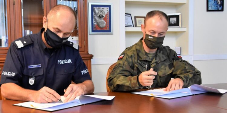 29.07.2021. Kielce. Podpisanie umowy o współpracy. Na zdjęciu (od lewej):  nadinspektor Jarosław Kaleta -  Komendant Wojewódzki Policji w Kielcach i płk Piotr Hałys - dowódca 10 Świętokrzyskiej Brygady Obrony Terytorialnej / ŚBOT