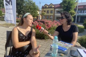 25.07.2021. Skalbmierz.„Wakacje 2021. Spotkajmy się”. Na zdjęciu: Aleksandra Sokołowska - Koło Gospodyń Wiejskich w Topoli i Magdalena Sitek - Radio Kielce / Kamil Włosowicz