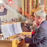 06.07.2021. 27 Międzynarodowy Festiwal Muzyczny im. Krystyny Jamroz. Koncert „Stabat Mater” w kolegiacie w Wiślicy. Na zdjęciu: na pozytywie gra Roman Perucki. Orkiestrą dyryguje Rafał Kłoczko / Dorota Klusek / Radio Kielce