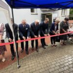 01.07.2021. Ostrowiec Św. Otwarcie budynku DPS po kompleksowym remoncie. Na zdjęciu (od lewej): Agnieszka Rogalińska - członek zarządu powiatu ostrowieckiego, Damian Gad - Regionalny Ośrodek Polityki Społecznej, Andrzej Michalski - dyrektor Państwowego Funduszu Rehabilitacji Osób Niepełnosprawnych w Kielcach, Marek Jońca - członek zarządu województwa świętokrzyskiego, Mariusz Pasternak - przewodniczący rady powiatu ostrowieckiego, Barbara Cudzik - dyrektor Powiatowego Centrum Pomocy Rodzinie w Ostrowcu Św., Marzena Dębniak - starosta ostrowiecki, mieszkanka DPS, Karolina Nowak - dyrektor DPS przy ul. Grabowieckiej / Emilia Sitarska / Radio Kielce