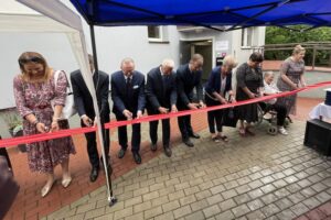 01.07.2021. Ostrowiec Św. Otwarcie budynku DPS po kompleksowym remoncie. Na zdjęciu (od lewej): Agnieszka Rogalińska - członek zarządu powiatu ostrowieckiego, Damian Gad - Regionalny Ośrodek Polityki Społecznej, Andrzej Michalski - dyrektor Państwowego Funduszu Rehabilitacji Osób Niepełnosprawnych w Kielcach, Marek Jońca - członek zarządu województwa świętokrzyskiego, Mariusz Pasternak - przewodniczący rady powiatu ostrowieckiego, Barbara Cudzik - dyrektor Powiatowego Centrum Pomocy Rodzinie w Ostrowcu Św., Marzena Dębniak - starosta ostrowiecki, mieszkanka DPS, Karolina Nowak - dyrektor DPS przy ul. Grabowieckiej / Emilia Sitarska / Radio Kielce