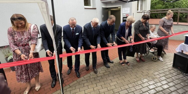 01.07.2021. Ostrowiec Św. Otwarcie budynku DPS po kompleksowym remoncie. Na zdjęciu (od lewej): Agnieszka Rogalińska - członek zarządu powiatu ostrowieckiego, Damian Gad - Regionalny Ośrodek Polityki Społecznej, Andrzej Michalski - dyrektor Państwowego Funduszu Rehabilitacji Osób Niepełnosprawnych w Kielcach, Marek Jońca - członek zarządu województwa świętokrzyskiego, Mariusz Pasternak - przewodniczący rady powiatu ostrowieckiego, Barbara Cudzik - dyrektor Powiatowego Centrum Pomocy Rodzinie w Ostrowcu Św., Marzena Dębniak - starosta ostrowiecki, mieszkanka DPS, Karolina Nowak - dyrektor DPS przy ul. Grabowieckiej / Emilia Sitarska / Radio Kielce