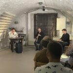 30.07.2021. Kielce. Nagranie koncertu „Grypsy z celi śmierci” pułkownika Łukasza Cieplińskiego w kazamatach kieleckiego więzienia na Wzgórzu Zamkowym. Na zdjęciu (od lewej): Marcin Kwaśny - aktor, Marcin Świderski - saksofon i Marek Lipski - fortepian / Dorota Klusek / Radio Kielce