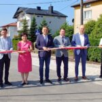 13.07.2021. Kaniów. Nowy odcinek drogi łączący DW nr 75 z zalewem. Na zdjęciu (od lewej): Mieczysław Gębski - wiceprzewodniczący Sejmiku Województwa Świętokrzyskiego, Kamil Piasecki - radny powiatu kieleckiego, Małgorzata Popiel - radna powiatu kieleckiego, Mirosław Gębski - starosta kielecki, Cezary Majcher - członek zarządu powiatu kieleckiego, Wojciech Ślefarski - wójt Zagnańska i Robert Kaszuba - radny powiatu kieleckiego / Marcin Marszałek / Radio Kielce