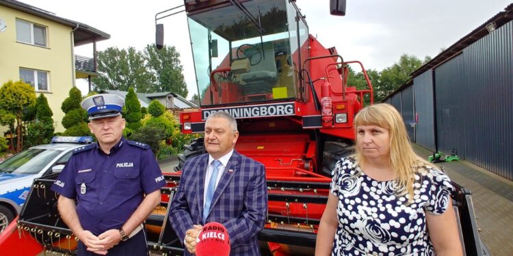 15.07.2021. Kielce. Zainicjowanie akcji „Rolniku włącz myślenie - to twoje życie!". Na zdjęciu (od lewej): kom. Artur Putowski - zastępca naczelnika ruchu drogowego Komendy Wojewódzkiej w Kielcach, Tadeusz Jakubowski - dyrektor Regionalnego Oddziału KRUS w Kielcach i Anna Lach - dyrektor Zespołu Szkół Centrum Kształcenia Rolniczego w Chrobrzu / Marcin Marszałek / Radio Kielce