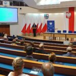 15.07.2021. Kielce. Wręczenie dofinansowań dla 13 gmin i czterech powiatów z Rządowego Funduszu Przewozów Autokarowych na utworzenie 45 nowych linii w regionie. Na zdjęciu (przemawia): Zbigniew Koniusz - wojewoda świętokrzyski / Marcin Marszałek / Radio Kielce