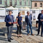 27.07.2021. Kielce. Otwarcie wystawy z okazji 75-lecia Klubu Sportowego Tęcza Społem. Na zdjęciu (od lewej): Marcin Chłodnicki - wiceprezydent Kielc, Izabela Komuś - prezes Tęczy Społem, Grzegorz Maciągowski - dyrektor Muzeum Historii Kielc, Grzegorz Sowiński - zastępca dyrektora Wydziału Edukacji, Kultury i Sportu Urzędu Miasta Kielce / Maciej Makuła / Radio Kielce