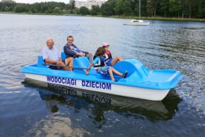 30.07.2021. Kielce. Nowy rower wodny dla Uczniowskiego Klubu Sportowego „Zalew Kielce”. Na zdjęciu (po lewej): Andrzej Kosmala - prezes UKS „Zalew Kielce” i Henryk Milcarz - prezes Wodociągów Kieleckich / Marcin Marszałek / Radio Kielce