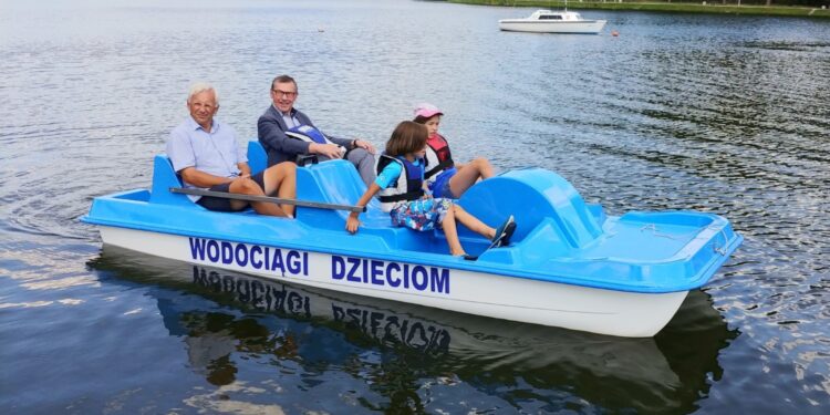 30.07.2021. Kielce. Nowy rower wodny dla Uczniowskiego Klubu Sportowego „Zalew Kielce”. Na zdjęciu (po lewej): Andrzej Kosmala - prezes UKS „Zalew Kielce” i Henryk Milcarz - prezes Wodociągów Kieleckich / Marcin Marszałek / Radio Kielce