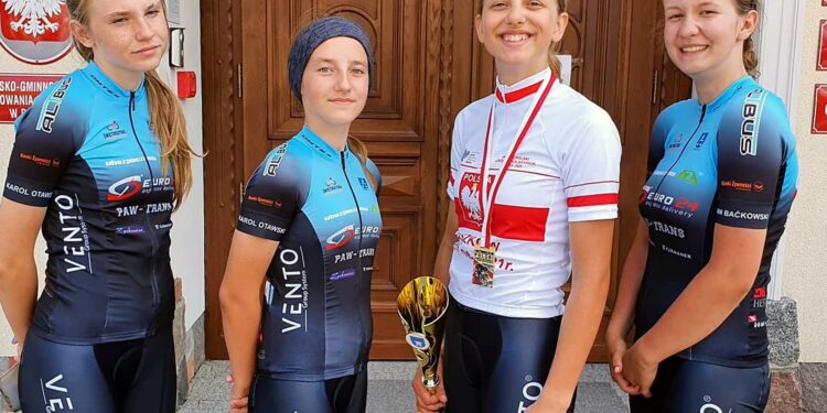 27.06.2021. Raszków. Gabriela Kaczmarczyk z Vento Bike Team Daleszyce (na zdjęciu druga od prawej) zdobyła w Raszkowie złoty medal mistrzostw Polski szkółek kolarskich w wyścigu ze startu wspólnego w kategorii klas siódmych / facebook.com/gabrysia.kaczmarczyk1123