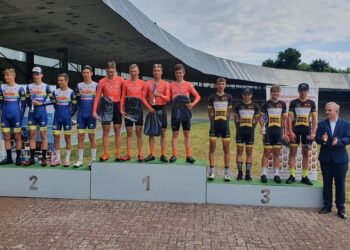 Szczecin. Na trzecim stopniu podium drużyna DEK Meble Cyclo Korony Kielce / Świętokrzyski Regionalny Związek Kolarski