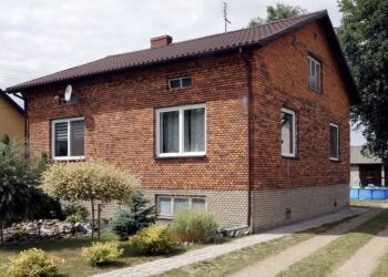 10.07.2021. Borowce. Dom w miejscowości Borowce (pow. częstochowski), w którym w nocy z piątku na sobotę doszło do zabójstwa trzyosobowej rodziny / Waldemar Deska / PAP