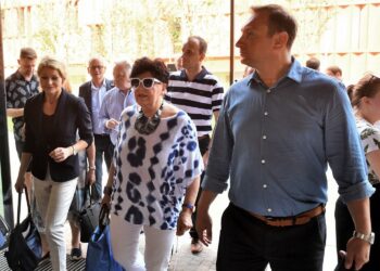 17.07.2021. Warszawa. Na zdjęciu: posłowie Lewicy Tomasz Trela (drugi z prawej), Karolina Pawliczak (druga z lewej) oraz Joanna Senyszyn (w środku) w drodze na posiedzenie zarządu krajowego Sojuszu Lewicy Demokratycznej w Warszawie. Przewodniczący Nowej Lewicy Włodzimierz Czarzasty zawiesił w sobotę sześciu posłów: Tomasza Trelę, Karolinę Pawliczak, Wiesława Szczepańskiego, Wiesława Buża, Jacka Czerniaka i Bogusława Wontora / PAP/Radek Pietruszka
