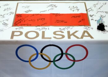 20.07.2021. Warszawa. Flaga z podpisami naszych sportowców podczas uroczystości wręczania nominacji i składania ślubowania przez członków reprezentacji Polski na Igrzyska XXXII Olimpiady, w Centrum Olimpijskim w Warszawie / Mateusz Marek / Mateusz Marek