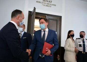 21.07.2021. Warszawa. Prof. Marcin Wiącek (w środku) przed salą obrad Senatu w Warszawie. Senat wyraził zgodę na powołanie prof. Wiącka na stanowisko Rzecznika Praw Obywatelskich / Marcin Obara / PAP