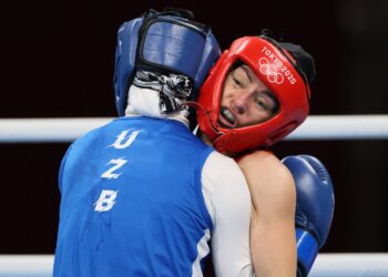 25.07.2021. Tokio, Japonia,  Igrzyska Olimpijskie - Tokio 2020. Na zdjęciu  Sandra Drabik (czerwona koszulka) podczas walki 1/16 finału turnieju bokserskiego kobiet z reprezentantką Uzbekistanu Tursunoy Rakhimovą / Leszek Szymański / PAP