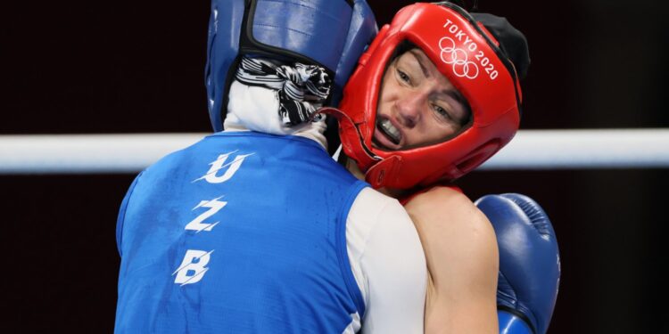 25.07.2021. Tokio, Japonia,  Igrzyska Olimpijskie - Tokio 2020. Na zdjęciu  Sandra Drabik (czerwona koszulka) podczas walki 1/16 finału turnieju bokserskiego kobiet z reprezentantką Uzbekistanu Tursunoy Rakhimovą / Leszek Szymański / PAP