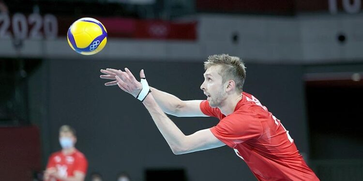 26.07.2021. Japonia. Tokio. Zawodnik siatkarskiej reprezentacji Polski Mateusz Bieniek podczas meczu z drużyną Włoch / Leszek Szymański / PAP