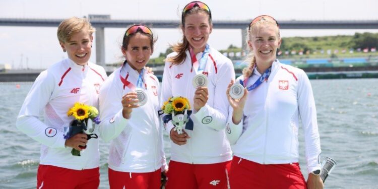 28.07.2021. Tokio. Srebrny medal olimpijski w finałowym wyścigu czwórek podwójnych kobiet. Na zdjęciu (od lewej): Katarzyna Zillmann, Maria Sajdak, Marta Wieliczko i Agnieszka Kobus-Zawojska / PAP/Leszek Szymański