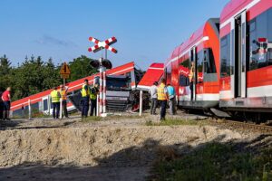 29.07.2021. Kołbaskowo. Zderzenie ciężarówki z pociągiem w Kołbaskowie / Marcin Bielecki / PAP