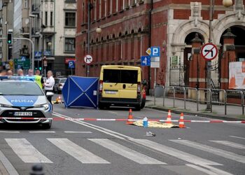 31.07.2021. Katowice. Służby na miejscu śmiertelnego wypadku u zbiegu ulic Mickiewicza i Stawowej w ścisłym centrum Katowic. 19-latka została śmiertelnie potrącona przez autobus. Kierujący nim 31-latek był trzeźwy / Hanna Bardo / PAP