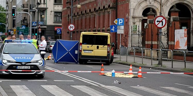 31.07.2021. Katowice. Służby na miejscu śmiertelnego wypadku u zbiegu ulic Mickiewicza i Stawowej w ścisłym centrum Katowic. 19-latka została śmiertelnie potrącona przez autobus. Kierujący nim 31-latek był trzeźwy / Hanna Bardo / PAP