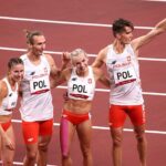 31.07.2021. Japonia. Tokio. Polacy (od lewej): Natalia Kaczmarek, Karol Zalewski, Justyna Święty-Ersetic i Kajetan Duszyński, cieszy się po wygranym biegu finałowym 4x400 m sztafet mieszanych / Leszek Szymański / PAP