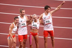 31.07.2021. Japonia. Tokio. Polacy (od lewej): Natalia Kaczmarek, Karol Zalewski, Justyna Święty-Ersetic i Kajetan Duszyński, cieszy się po wygranym biegu finałowym 4x400 m sztafet mieszanych / Leszek Szymański / PAP