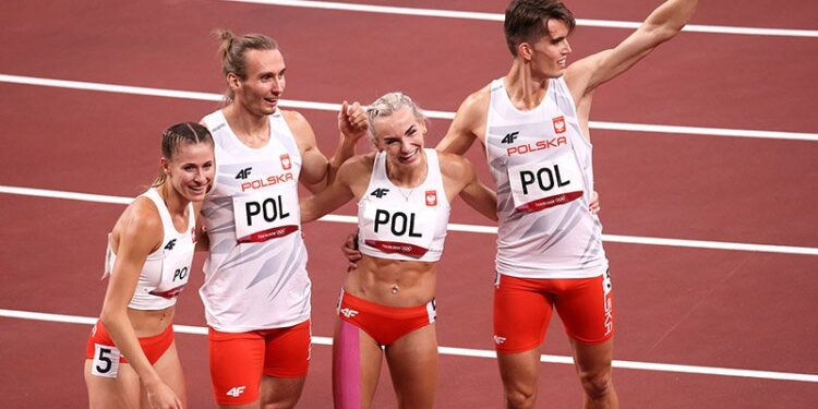 31.07.2021. Japonia. Tokio. Polacy (od lewej): Natalia Kaczmarek, Karol Zalewski, Justyna Święty-Ersetic i Kajetan Duszyński, cieszy się po wygranym biegu finałowym 4x400 m sztafet mieszanych / Leszek Szymański / PAP