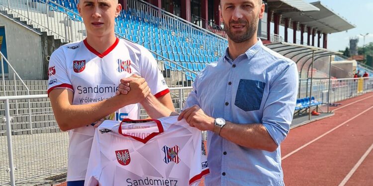 Szymon Rak (na zdjęciu z lewej) został nowym zawodnikiem SKS Wisła. Na zdjęciu z prawej Sławomir Gągorowski - wiceprezes Wisły Sandomierz / facebook.com/WspierajSKS