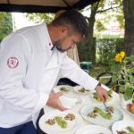 23.07.2021. Letnia kuchnia Radia Kielce. Piątkowa rybka. Na zdjęciu Konrad Stokowiec, szef kuchni restauracji Willa Hueta / Anna Kwapisz / Radio Kielce