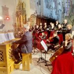 06.07.2021. 27 Międzynarodowy Festiwal Muzyczny im. Krystyny Jamroz. Koncert „Stabat Mater” w kolegiacie w Wiślicy. Na zdjęciu: na pozytywie gra Roman Perucki. Orkiestrą dyryguje Rafał Kłoczko / Dorota Klusek / Radio Kielce