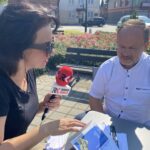 25.07.2021. „Wakacje 2021. Spotkajmy się”. Na zdjęciu (od lewej): Magdalena Sitek - Radio Kielce i ks. Marian Fatyga - proboszcz parafii św. Jana Chrzciciela w Skalbmierzu / Radio Kielce